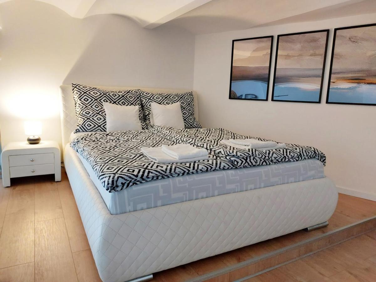 Square 16 Apartman - Absolutely Central Location With Self Check In Szombathely Eksteriør bilde
